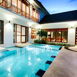 Pudak Sari Unizou Kuta (Bali)